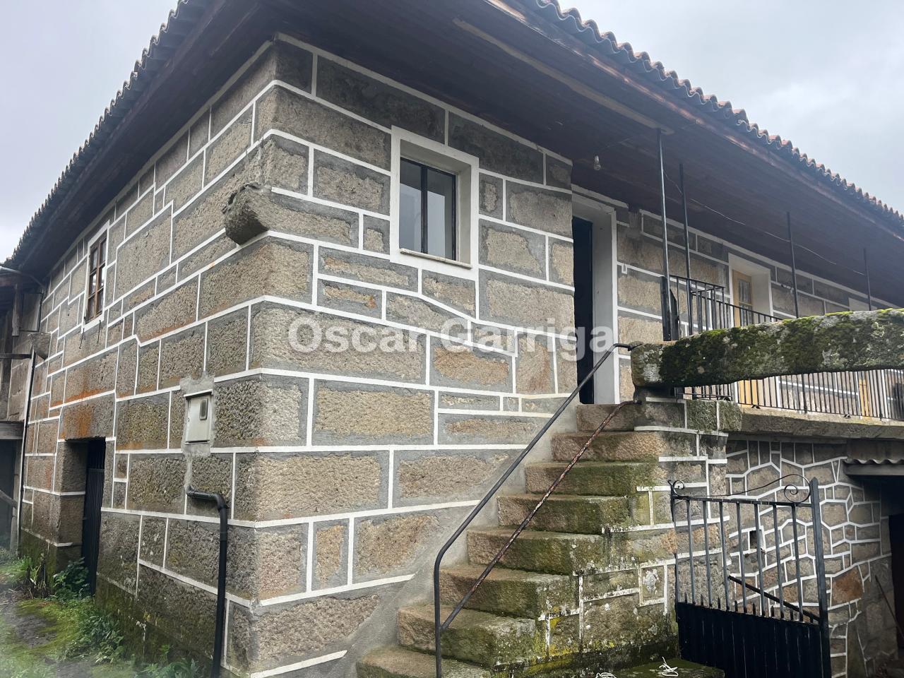 PRECIOSA CASA DE PUEBLO DE 190 m2, PIEDRA DEL PAIS, TEJADO PERFECTO, BALCÓN CON VISTAS, GARAJE Y FINCA DE 780 m2. EN OUTEIRO DE LAXE, ALLARIZ, OURENSE.-