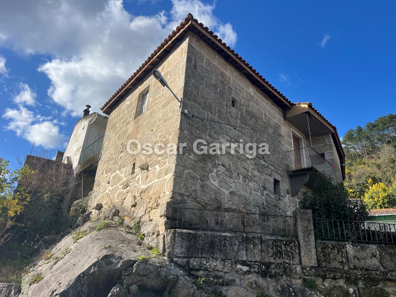 CASERÍO DE PIEDRA PARA REFORMAR EN SU INTERIOR, CON VISTAS DE ENSUEÑO DESDE UNO DE LOS BALCONES DEL RIBEIRO. PAZOS DE ARENTEIRO, BOBORÁS, OURENSE (SPAIN)
