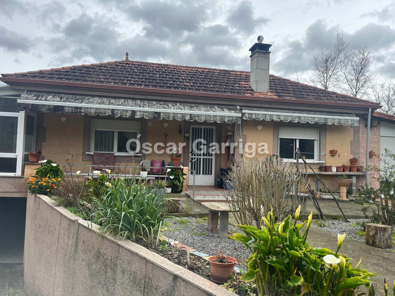 MAJESTUOSO INMUEBLE COMPUESTO DE VIVIENDA (247 m2) y FINCA (8611 m2), DENTRO DE UN CIERRE PERIMETRAL CON BASE DE HORMIGÓN. NEVES DE GRIXOA, SAN AMARO, OURENSE (SPAIN).