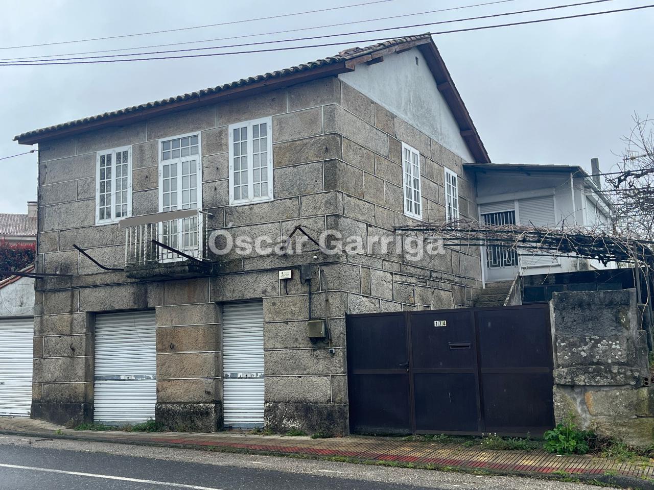 CASA EN LA N-525 (OURENSE/SANTIAGO), A 10 KM DE OURENSE, CON FINCA URBANA DE 3800 m2. CAMBEO, COLES, OURENSE (SPAIN).