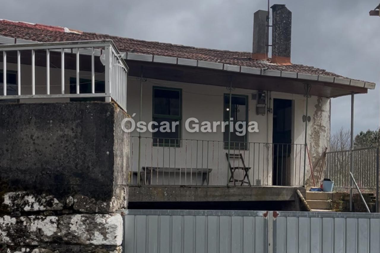 CASA RURAL GALLEGA CON BALCÓN A TODO SU LARGO Y MUCHOS METROS DE POSIBILIDADES. GONTÁN, SAN AMARO, OURENSE (SPAIN).