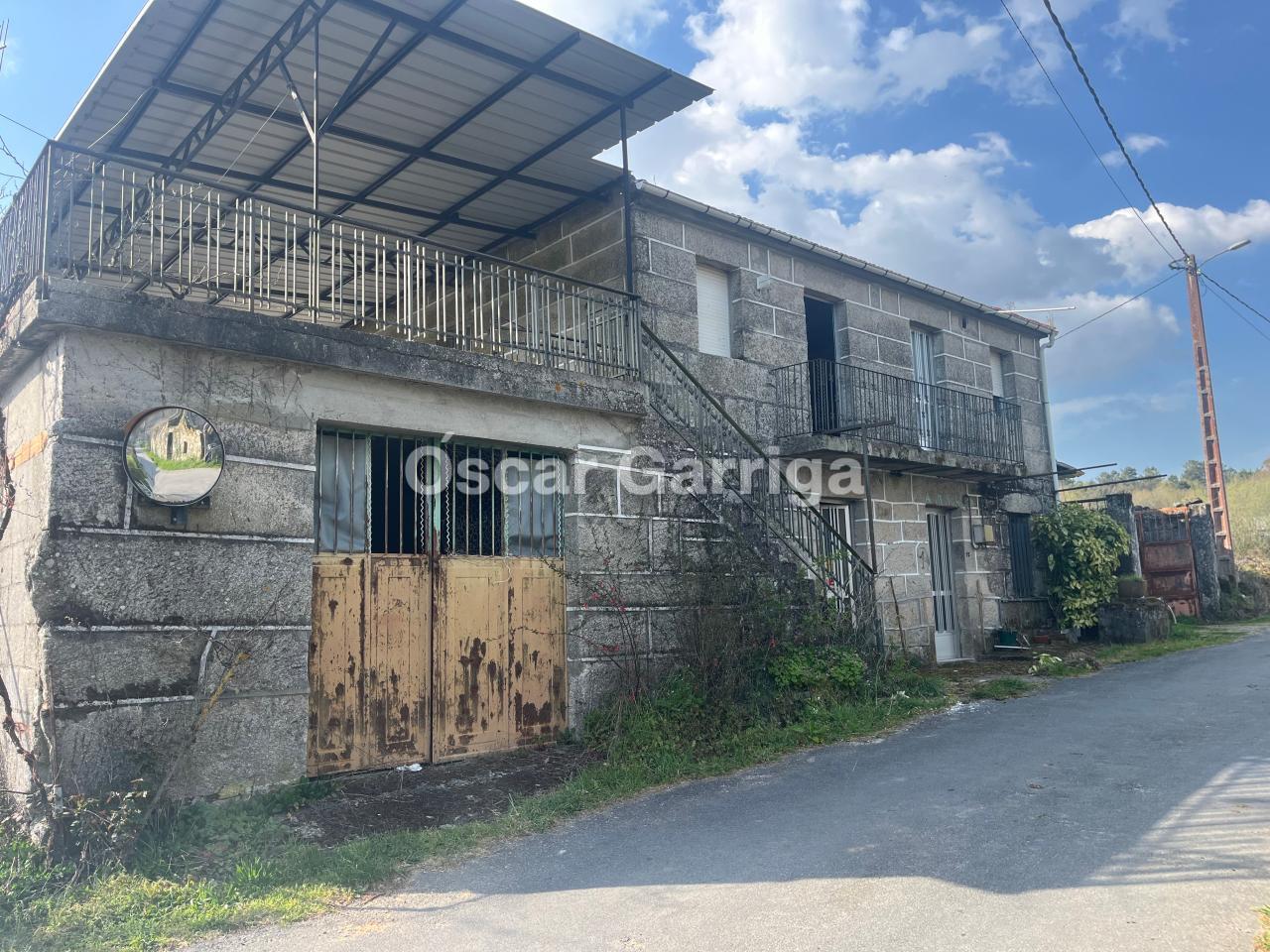 CASA DE PUEBLO, CON PAREDES DE PIEDRA Y TEJADO EN PERFECTO ESTADO. VARIAS DEPENDENCIAS Y FINCA JUNTO A LA VIVIENDA. CORNEDA, O IRIXO, OURENSE (SPAIN)