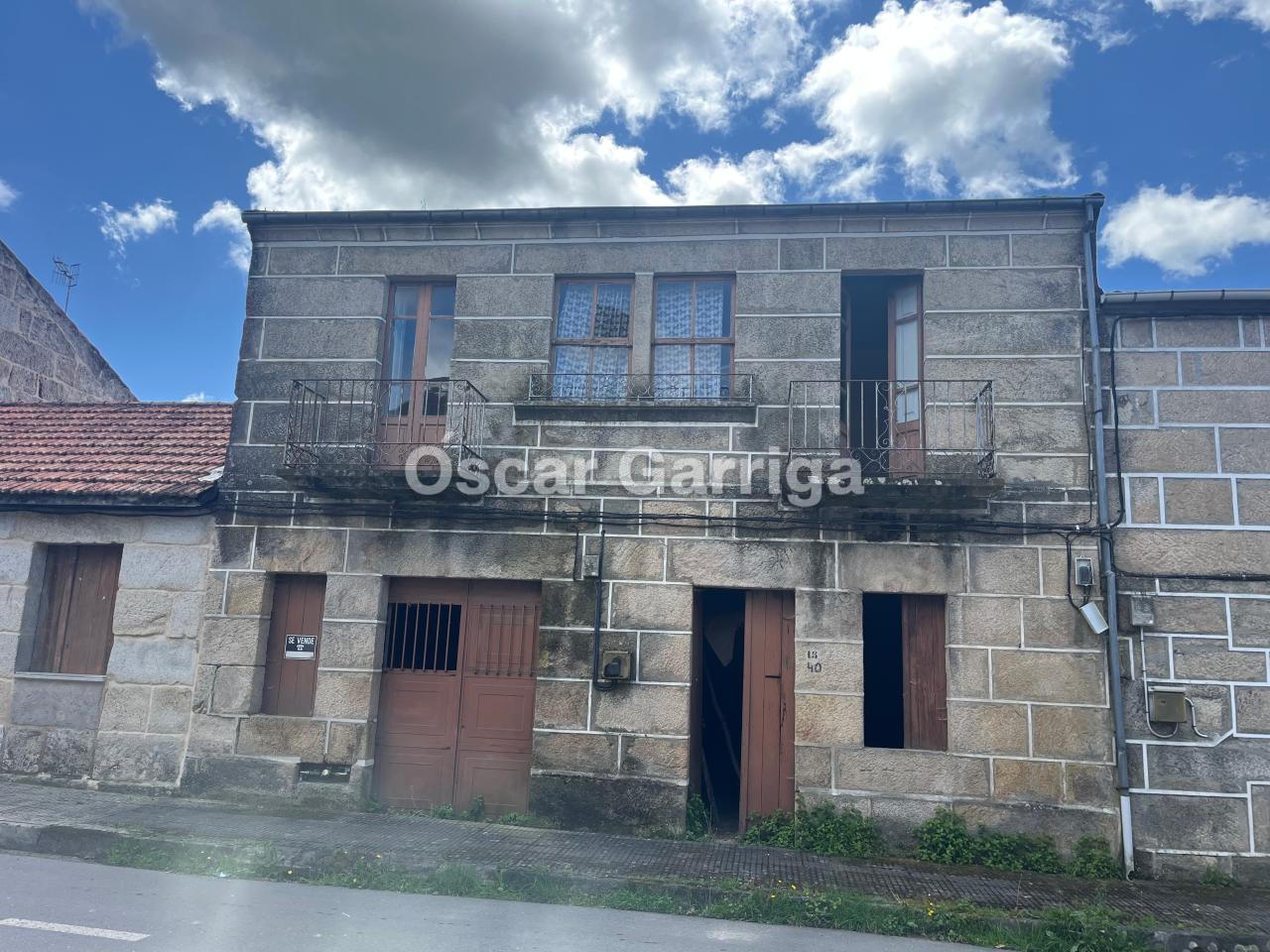 CASA DE PUEBLO DE 174 m2, CON FACHADAS A DOS CALLES, PIEDRA DEL PAÍS Y PATIO DE ENTRADA. O CRUCEIRO, SAN AMARO, OURENSE (SPAIN).