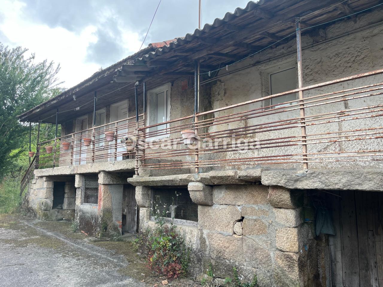 INMUEBLE DEL RURAL GALAICO COMPUESTO POR CASA DE DOS CUERPOS, CONSTRUCCIÓN INDEPENDIENTE Y DOS GALPONES; BALCONADA Y PATIO. ARRUXO, AMOEIRO, OURENSE (SPAIN).