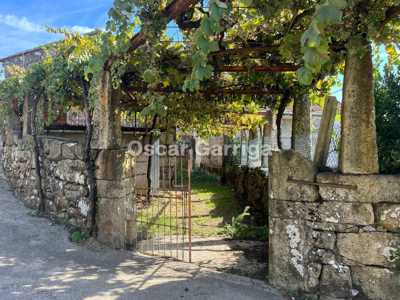 FANTÁSTICA CASA RURAL GALLEGA, CON DOS PLANTAS Y PATIO DELANTERO. QUINES, MELÓN, OURENSE (SPAIN).