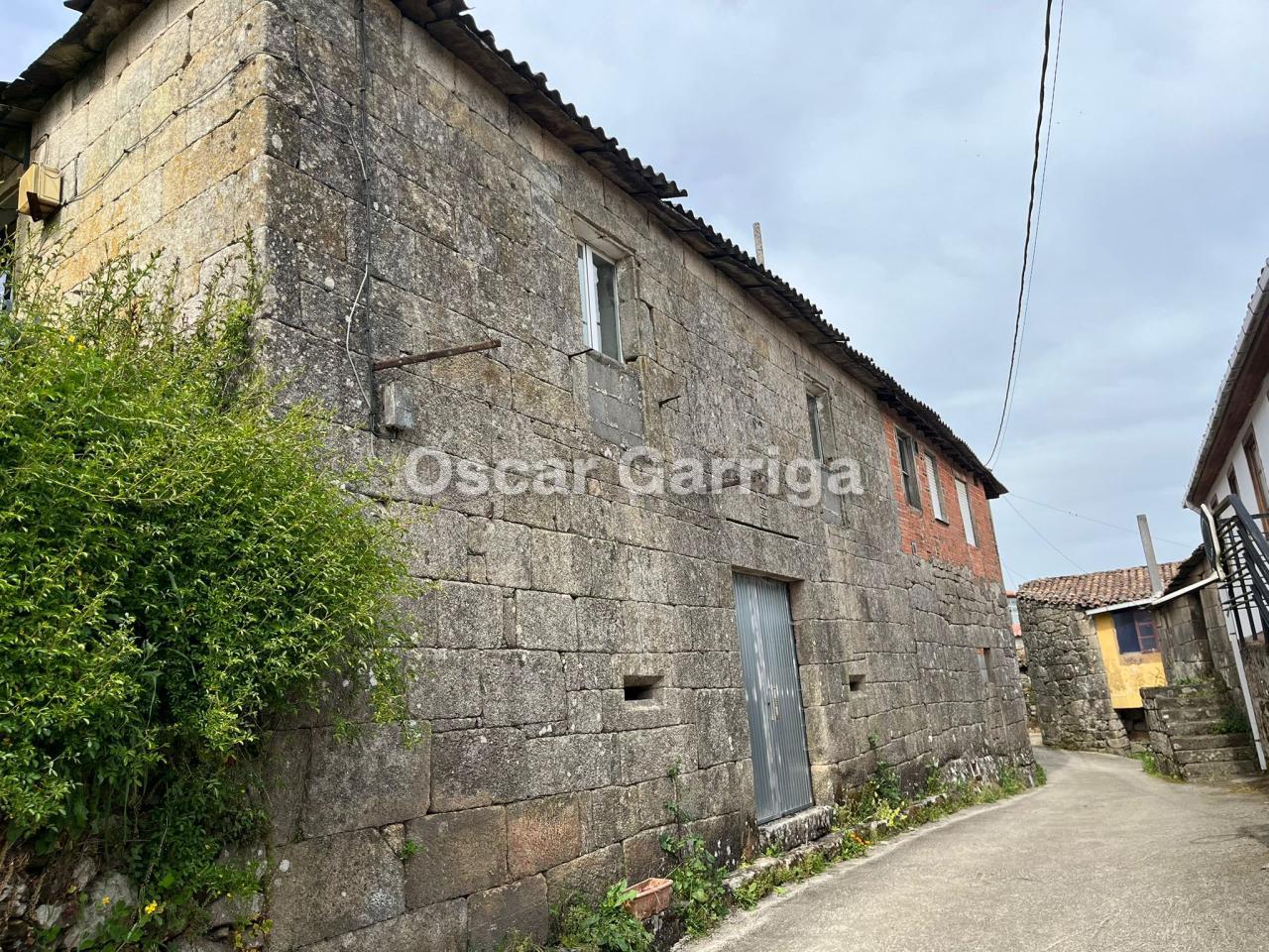 CASA PARA RESTAURAR ÍNTEGRAMENTE, CON FINCA CONTIGUA Y SUMINISTROS DE ELECTRICIDAD + AGUA DADOS DE ALTA. TURZA, CASTRO (LUGO).