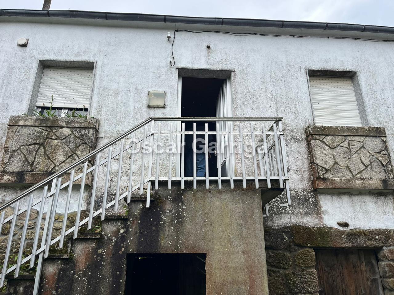 CASA DEL RURAL, CON FORJADO DE HORMIGÓN Y FINCA COLINDANTE, A SOLO 2 KM DE O CARBALLIÑO.