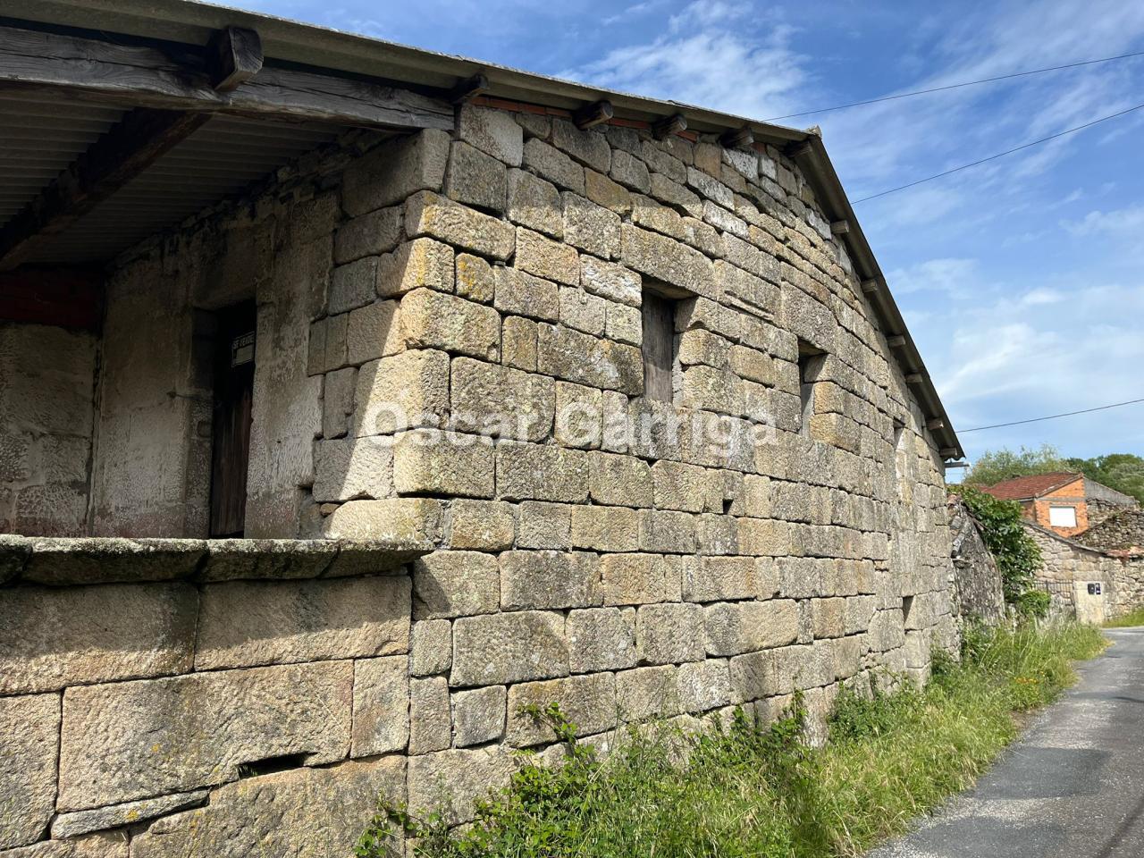 CASA DE PUEBLO PARA FINALIZAR, PARTINEDO DEL SOLAR, PAREDES DE PIEDRA Y FORJADO DE HORMIGÓN. BOUZAS, VILLAMARÍN (OURENSE).