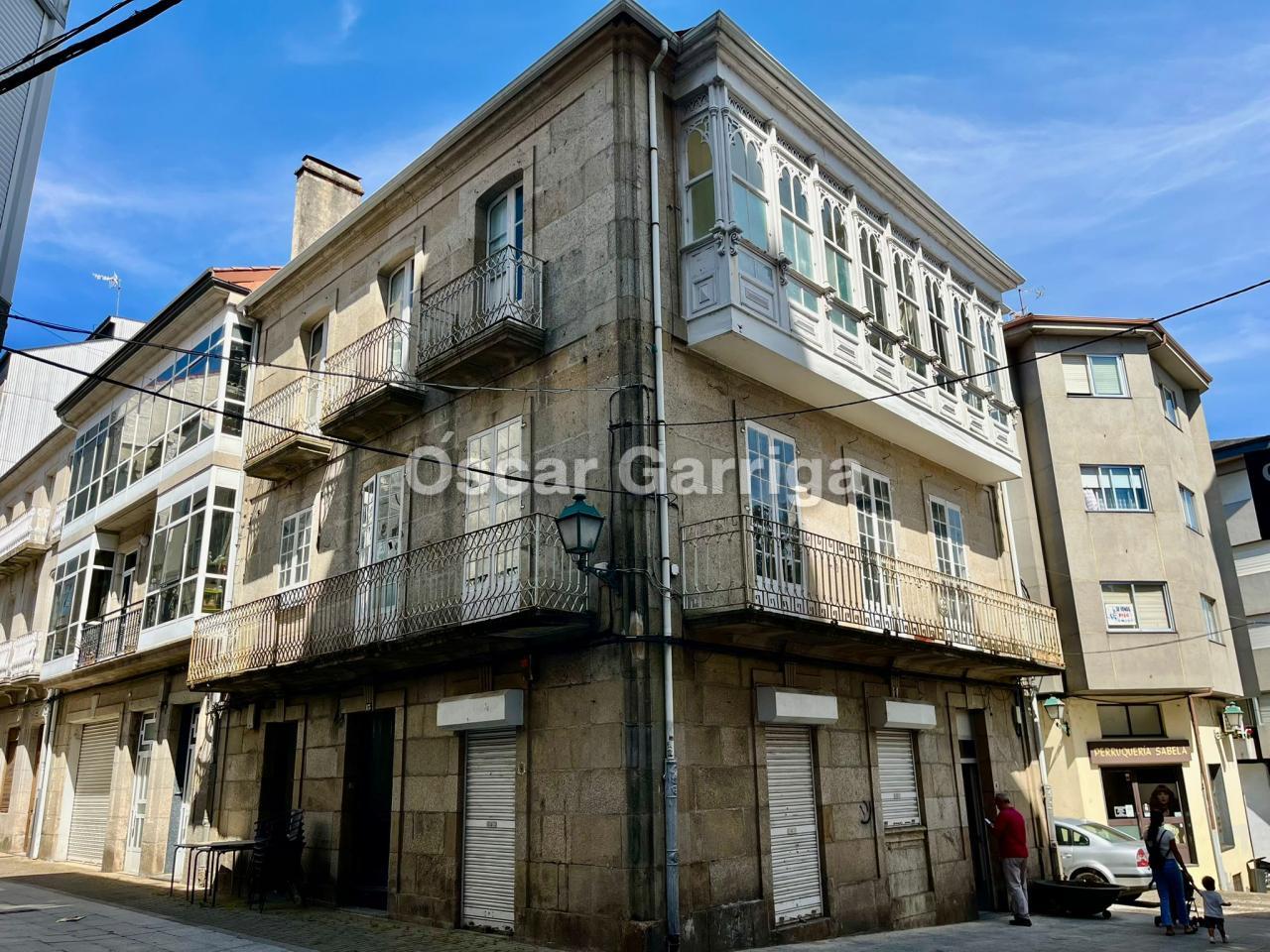 EDIFICIO SINGULAR DE 380 m2 CON FACHADAS A TRES CALLES Y POSIBILIDAD DE AMPLIAR UNA ALTURA EN PLENO CENTRO DE O CARBALLIÑO (OURENSE)